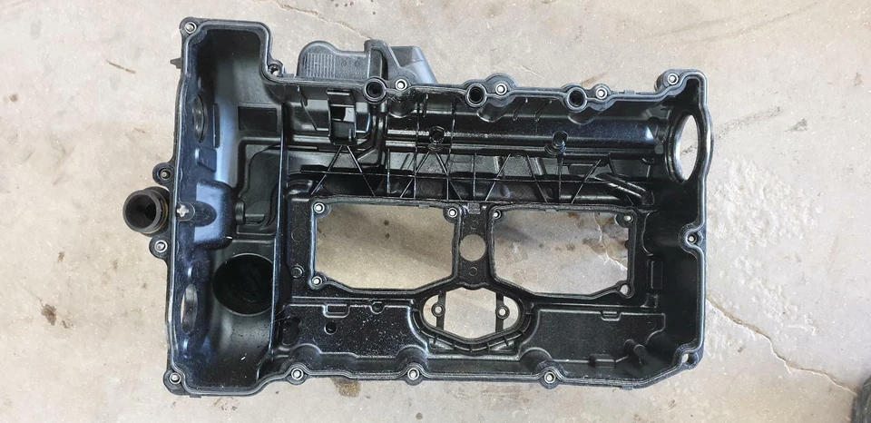 2014 BMW 328i 2.0L Valve Cover, N26 11128589942 - Image 2 of 2