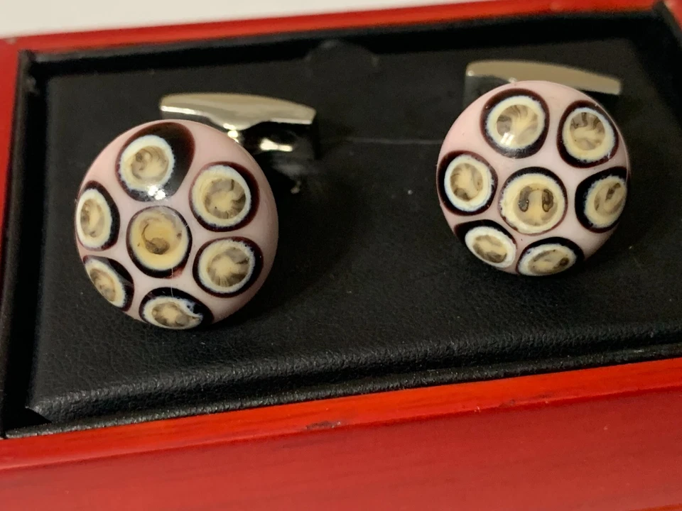 Gemelos Daniel Dolce hechos a mano de vidrio y esmalte perla rosada clara Foto 2 de 4