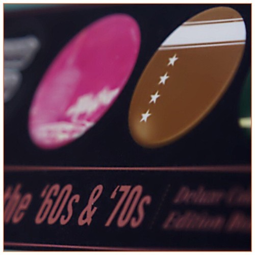 CLASSIC 45s SLEEVES OF THE 20th CENTURY - 8 Button Badge Deluxe Box Set. New. - Picture 2 of 10