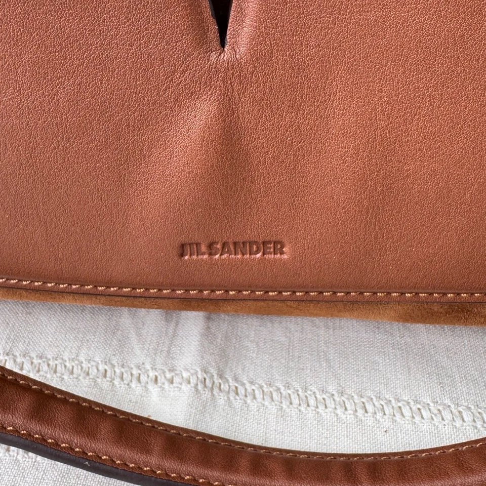 BOLSO DE HOMBRO JIL SANDER MINIMALISTA DE CUERO CON ESLABONES DE CADENA EN FORMA DE V Foto 2 de 4