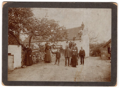 CAB Foto Schönes Familienbild vor dem Haus - unbekannter Ort 1900er