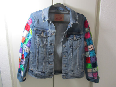 Jeansjacke von Levi``s mit gehäkelten Ärmeln in Granny Square
