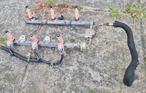 Lexus Rx400h 2008 Fuel Rail And Injectors. - Picture 10 of 11