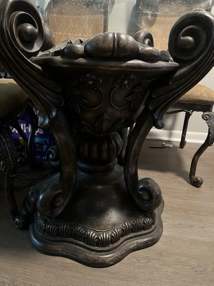 Mesa de comedor con tapa de vidrio Ashley Furniture con sillas a juego Foto 3 de 4