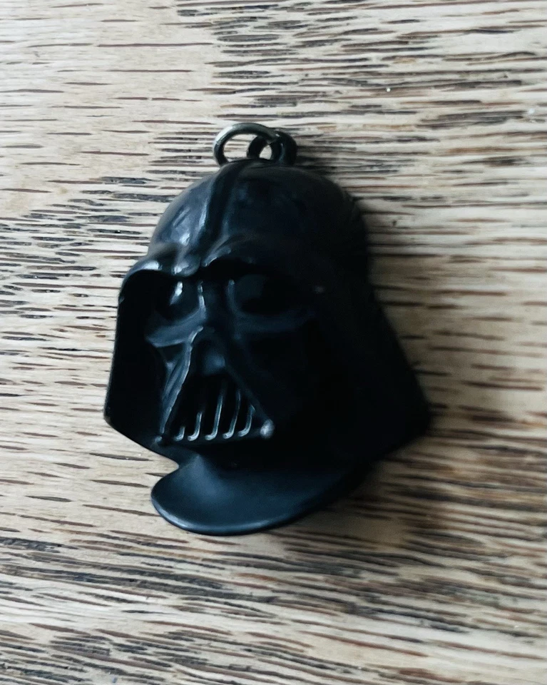 1977 Darth Vader Helmet Necklace Charm - Vintage Star Wars 20th Century Fox — 第 3/4 张图片