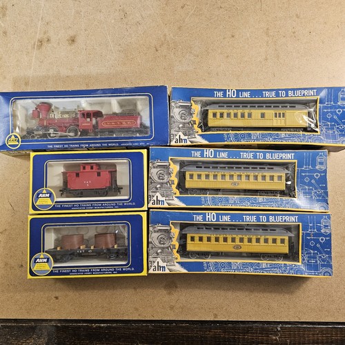 AHM Rivarossi HO V&T Bowker 2-4-0 Locomotive & Tender / Passanger Cars / Freight