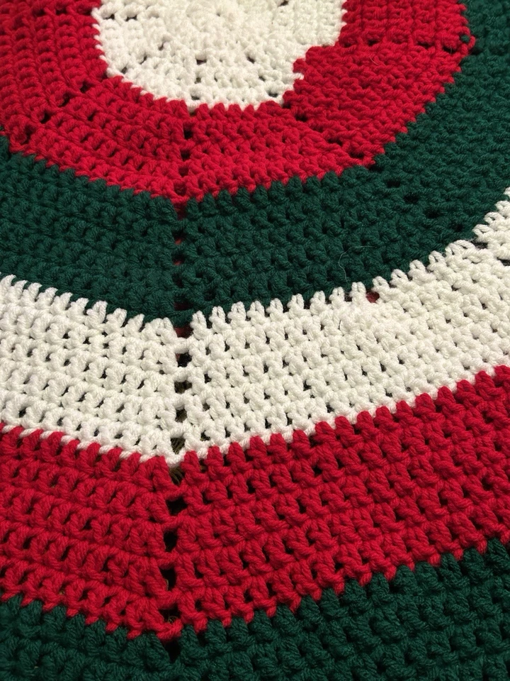 Manta festiva de ganchillo rojo, verde y blanco Foto 3 de 3