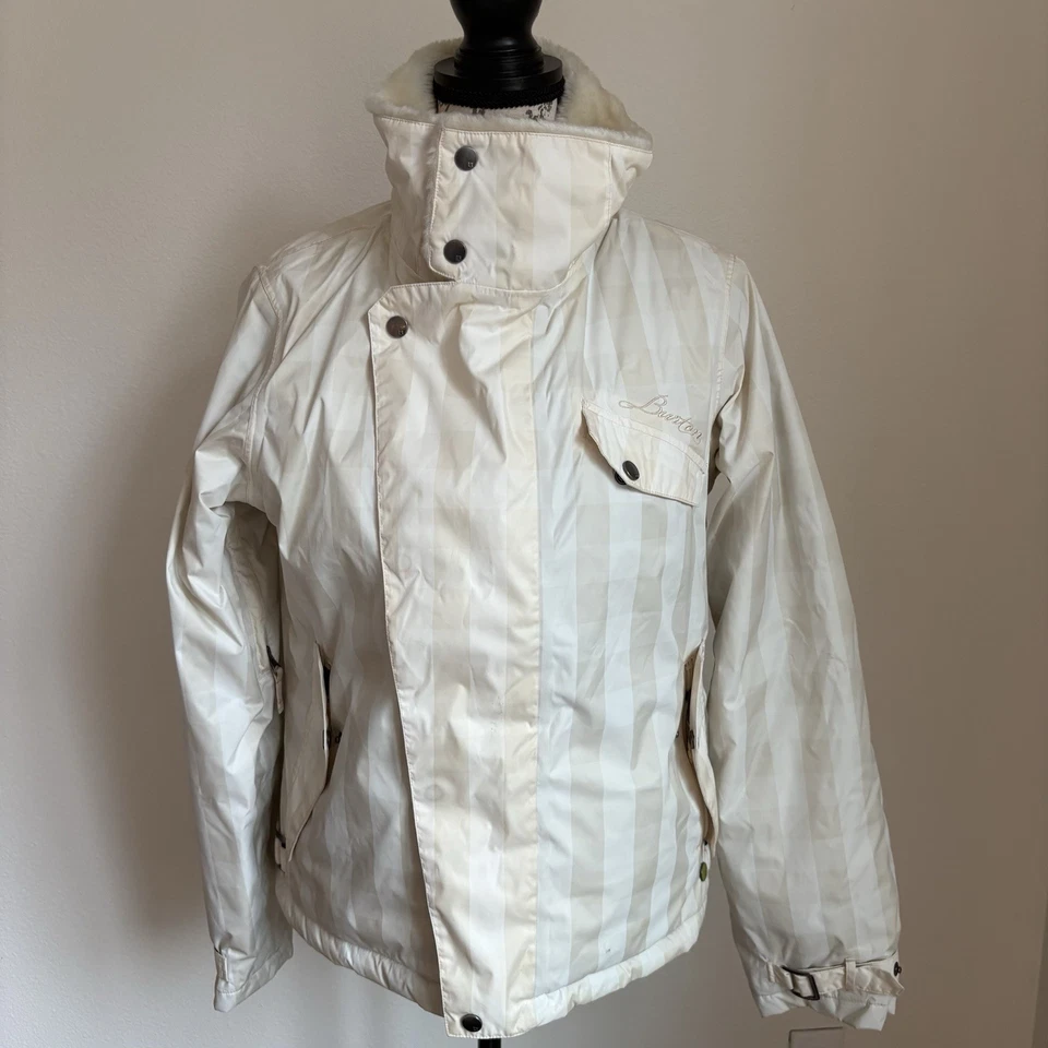 Chaqueta de snowboard para mujer Burton Dutchess M blanca a cuadros aislada capucha de piel sintética Foto 2 de 4