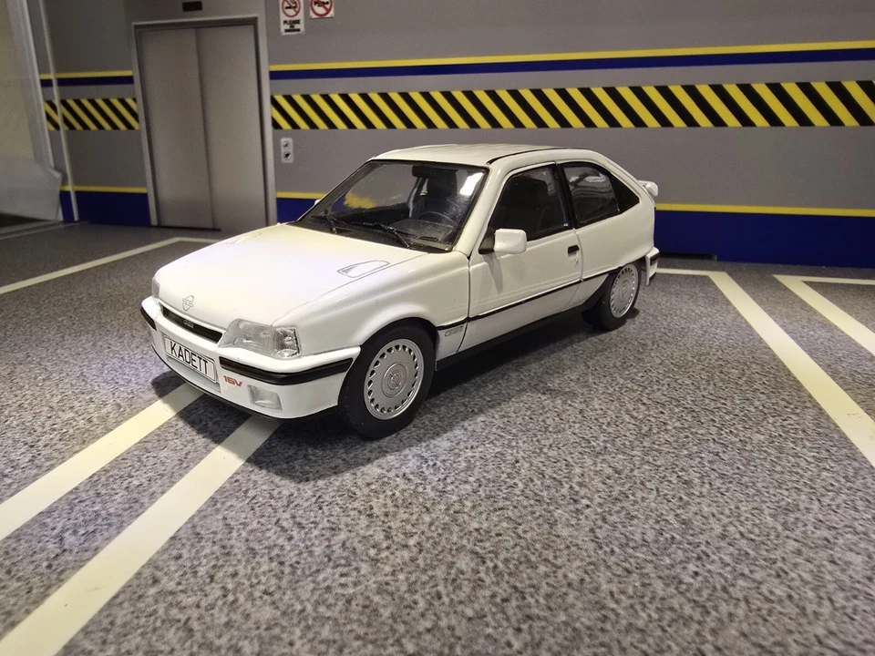 Vauxhall Astra GSi Mk2 1985-93 Opel GTE 1.8 2.0 16v 1:24 Diecast Scale Model - Image 3 of 4