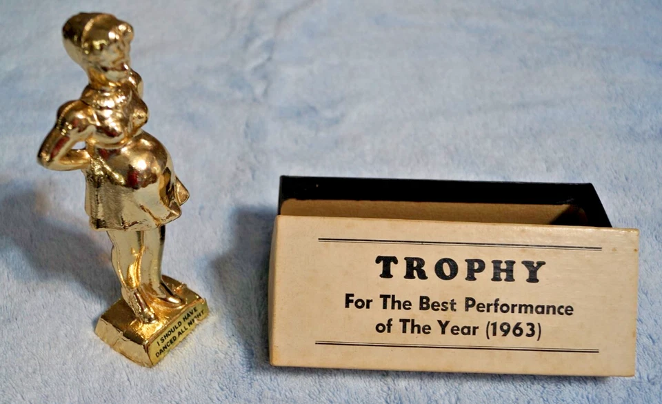 Trofeo regalo mordaza 1963 vintage embarazo debería haber bailado toda la noche metal dorado Foto 2 de 4