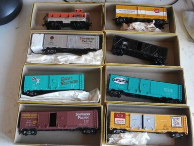 USA KONVOLUT 8 WAGGONS VERSCHIEDENE FIRMEN MIT ZUSAMMENBAU MARKE ATHEARN M Lot Nr. 2