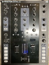 Native Instruments Traktor Kontrol Z2 DJ Controller - 22140 for