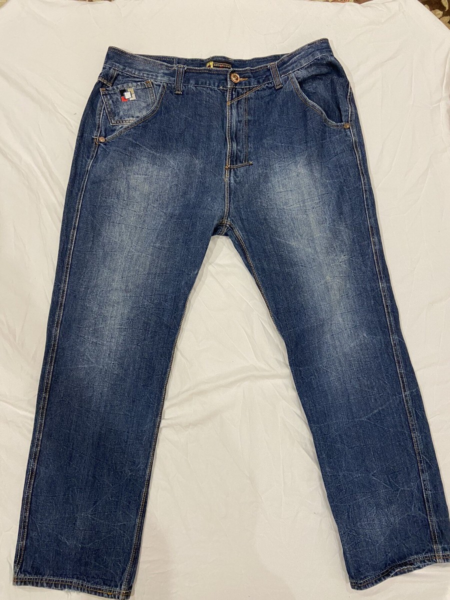 アップルバム　ビギー The Notorious B.I.G. Photographed in Brooklyn in front of his