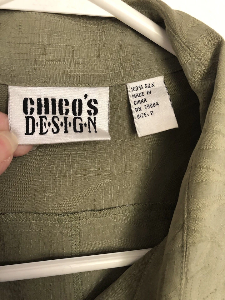 Camisa Chico’s Design Talla 2 Grande Con Botones Mangas con Pestaña Enrollable Seda Verde Oliva Foto 2 de 4