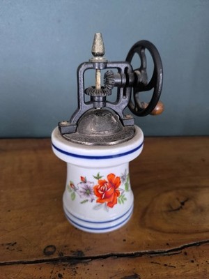 Alte Pfeffermühle aus Porzellan