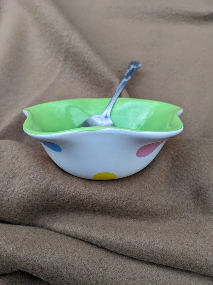 Century™ Polkadots en blanco con plato/cuchara para servir helado de cerámica verde, decoración Foto 3 de 4