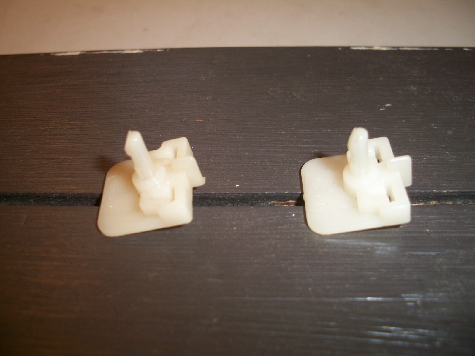 ELDON PAIR OF 1960’s 1/32 OR 1/24 SLOT CAR GUIDE BLADES / BRUSH FLAGS