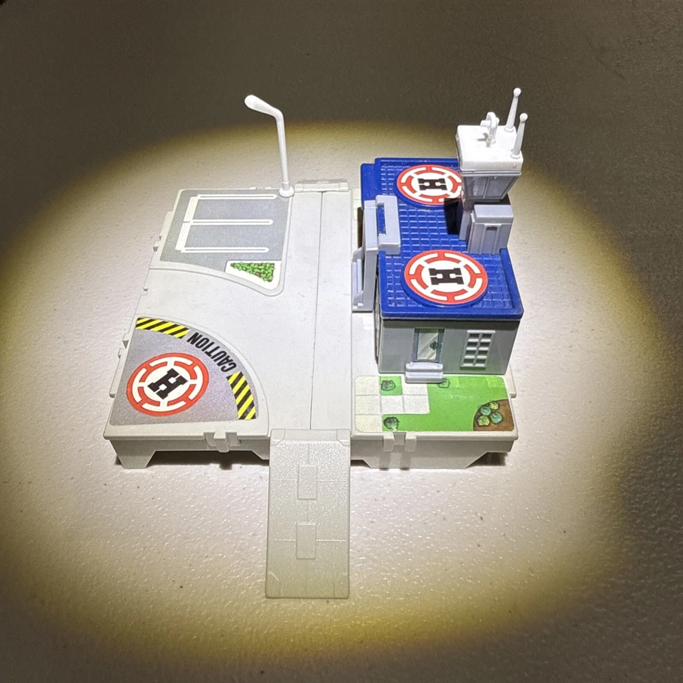 Galoob Micro Machines Travel City HELIPORT Playset -1988 - Image 4 of 4