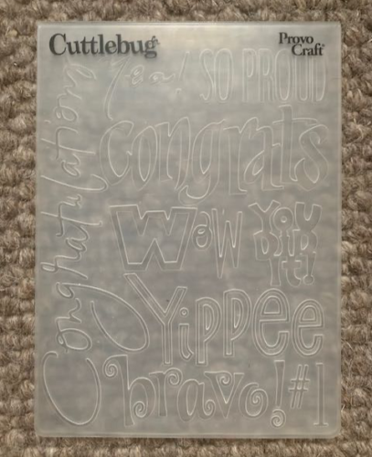 Cartella goffratura Cuttlebug, parole usate - congratulazioni, orgoglio, 10,5 cm x 14,5 cm - Foto 1 di 2