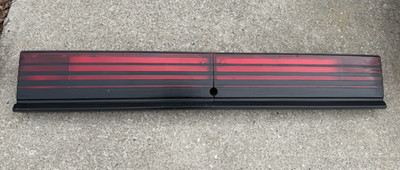 92 Chrysler LE BARON GTC 2dr Center TAIL LIGHT Panel w/ black moulding