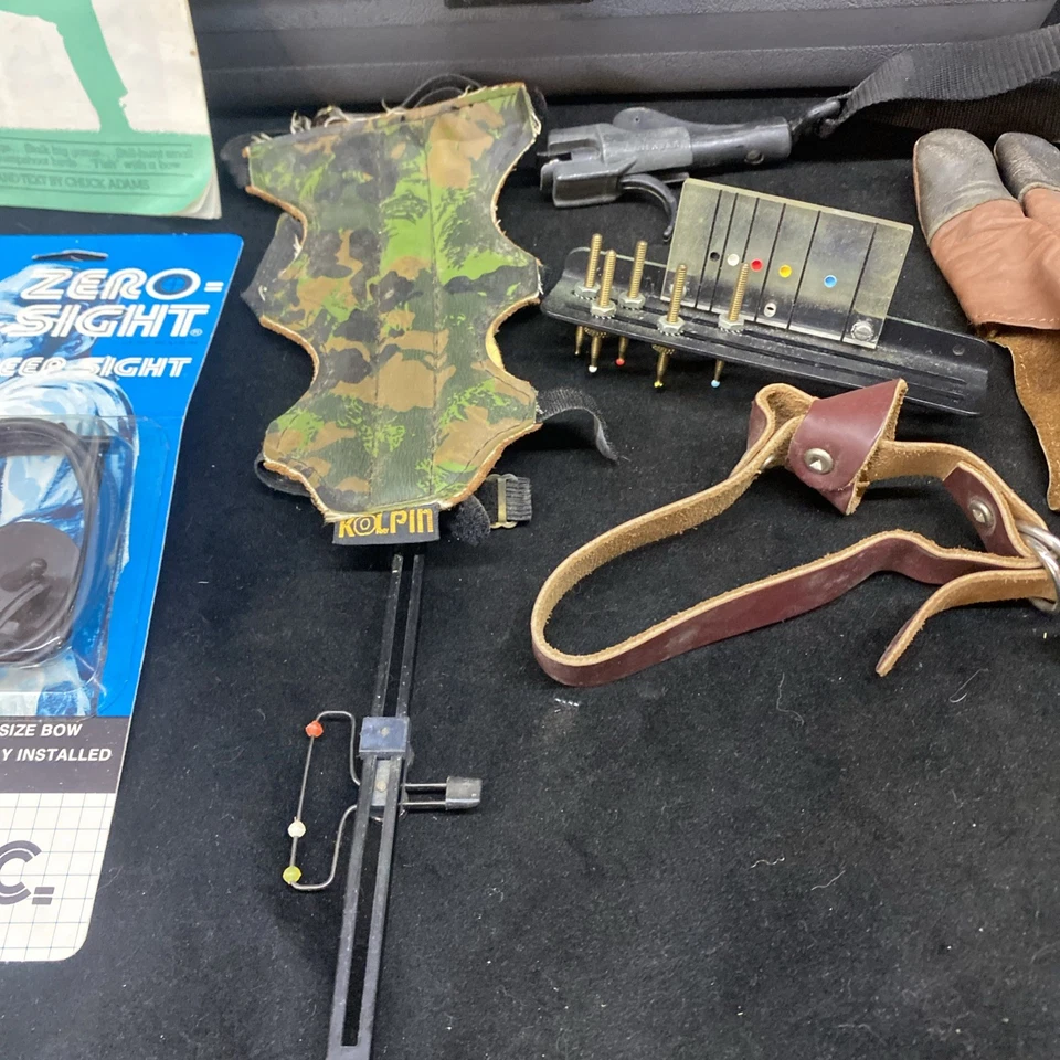 Caja de herramientas Flambeau 17095 con accesorios de tiro con arco en el interior  Foto 3 de 4