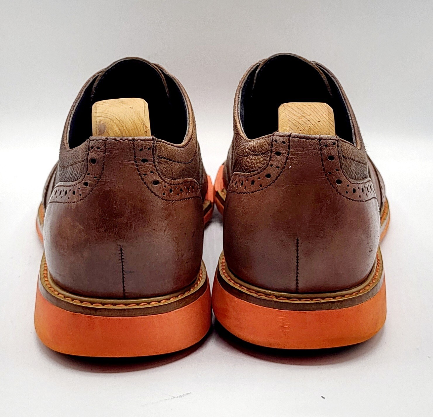 SAOLA Scarpe Oxford Cole Haan Great Jones marroni in pelle a punta di ala da uomo suola arancione 9 5 m