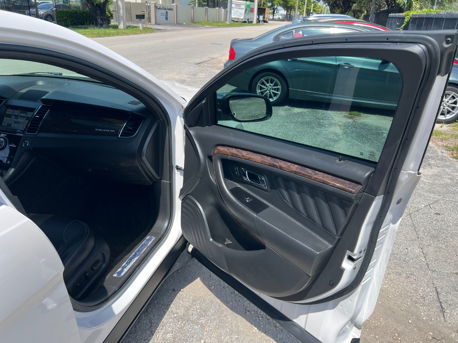 Ford Taurus - Image 17