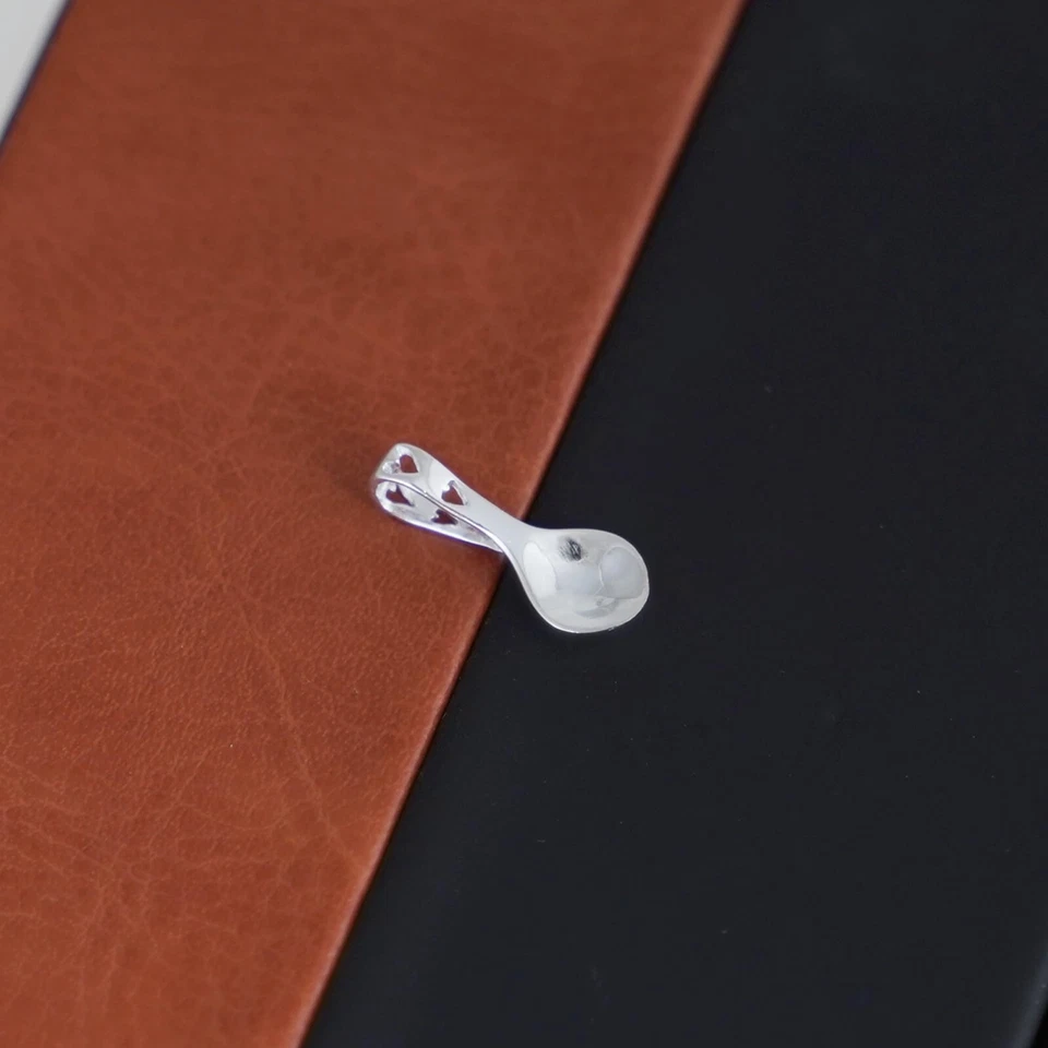 Collana Con Ciondolo A Forma Di Cucchiaio Mini Cuori D'Amore In Argento Sterling - Immagine 4 di 4