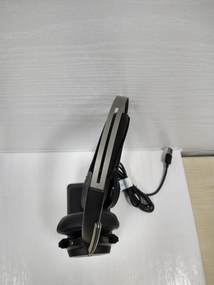 Plantronics Voyager Focus B825 Headset and Charging Base - Black NO DONGLE - Image 2 of 4