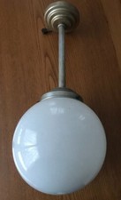 Ancien lustre art déco globe rond en opaline blanche ,globe de 20 cm,tige 30cm