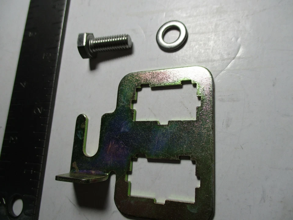 PORSCHE 924S 944 944 TURBO 951 REFERENCE SENSOR CONNECTOR BRACKET NEW GENUINE - Image 4 of 4