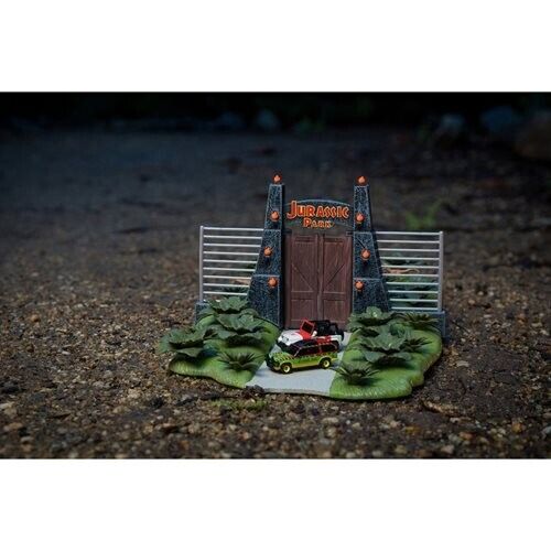 Jurassic Park Gate and Nano Hollywood Rides Vehicle Diorama - Picture 5 of 10