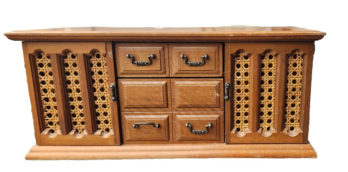 Elegant Jewelry Organizer Box for Necklaces and Rings-image