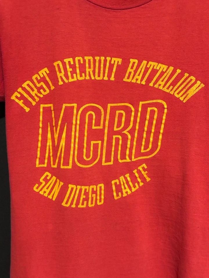 De colección Años 70 Marines Primer Batallón de Reclutas San Diego Camiseta encogida Tomate Rojo Foto 2 de 4