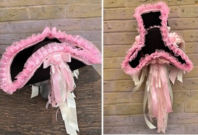 Atemberaubender ausgefallener schwarz rosa Dreispitz Piratenhut Renaissance Rüschen Schwänze 57 cm (9)