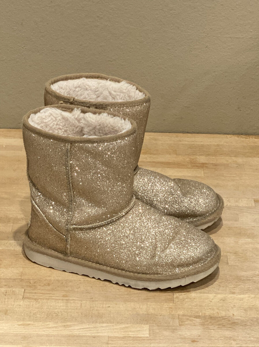 UGG Classic Short II Glitter Gold Boots 1111852K Kids Girls UGG Classic Short II Glitter Gold Boots 1111852K Kids Girls