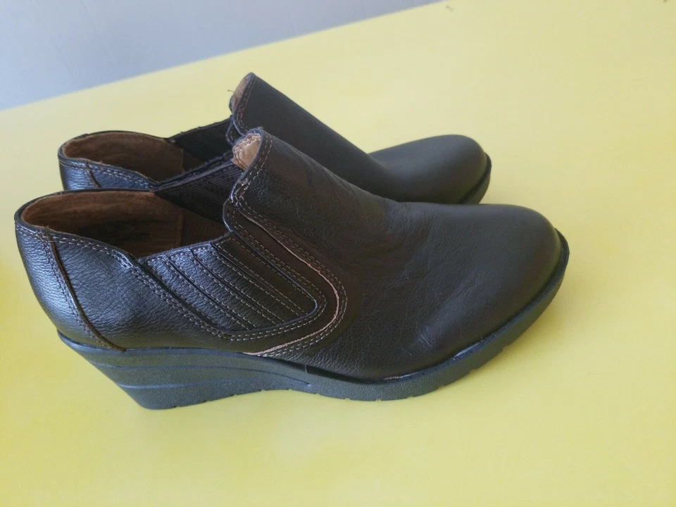 Mocasín de cuña ThomMcAn Deidre 2 de cuero marrón para mujer tallas 8 y 9,5 Foto 4 de 4