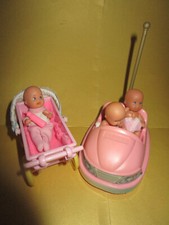 BZ23) EIN SIMBA-BABY MIT KINDERWAGEN+DECKE UND ZWEI SIMBA-BABYS MIT AUTO-SCOOTER