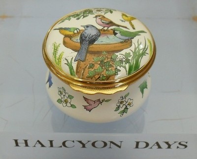 Halcyon Days Garten Vögel in einer Vogeltränke Emaille Box - 1 3/4'' (4,5 cm)