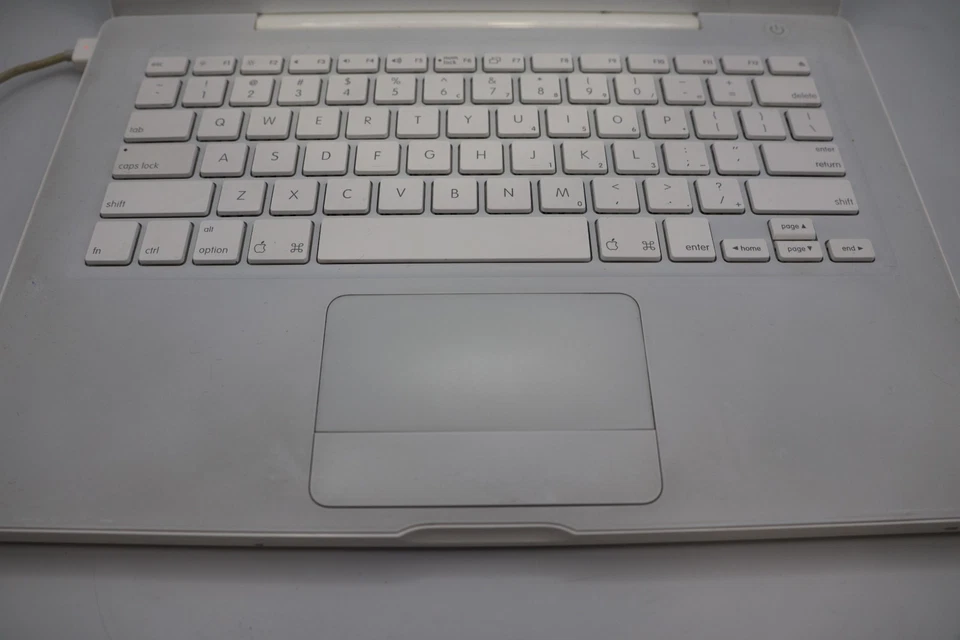 Apple MacBook A1181 13" Mid Mac OS X 10.6, 2GHZ INtel Core 2 Duo, 1 GB 667 MHZ - Image 3 of 4