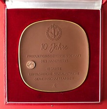B&ouml;ttger Steinzeug Medaille OVP Karl Marx Stadt 1967 10 Jahre PGH Handwerk( M2170