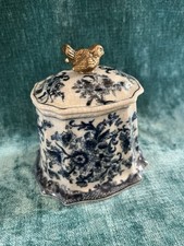 Porzellan Deckeldose Wong Lee 1895 mit hübsch gestaltetem Vogel auf Deckel