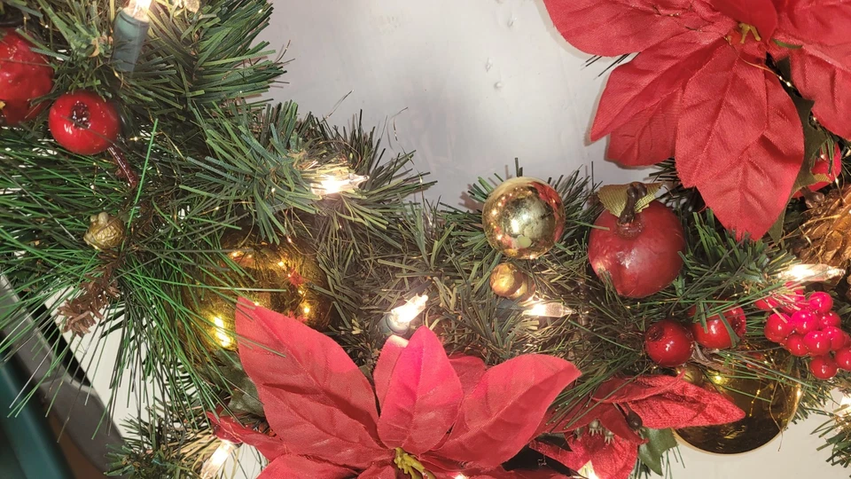 18" Artificial Christmas Wreath.  Pre- Lit, Poinsettia  Theme, Ribbon - Image 4 of 4