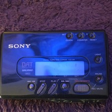 Sony TCD-D8 Enregistreur Numérique DAT Portable, Alimenté par Batterie, Ligne/Mic In