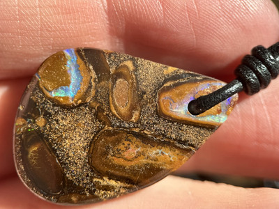 Boulder Opal Kette poliert 33,0 ct mit Feuer