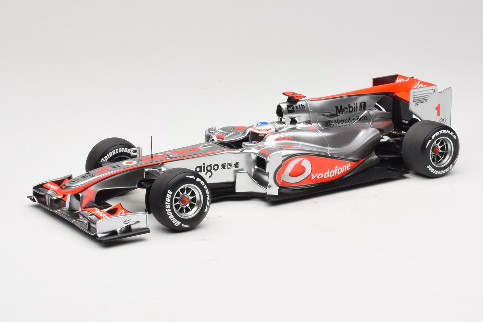 530101801 McLaren MP4-25 Mercedes Vodafone n1 J. Button Showcar 2010 Minichamps