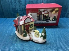 St. Nicholas Square Warming House 1997 Village Collection Hot Cocoa Shop w/ Box
