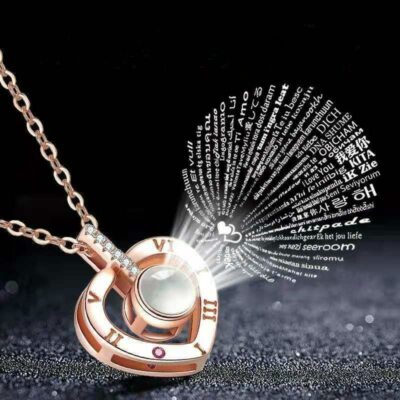 CADENA Y COLGANTE CORAZÓN EN RELIVIE ''I LOVE YOU'' EN CIEN IDIOMAS PIEDRA CRISTAL