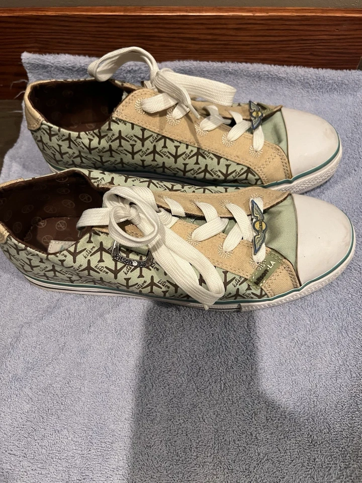 KITSON LA PRIMA DONNA FLIER Jet Set Estampado Avión y Dijes Tenis Mujer 9 Foto 2 de 4