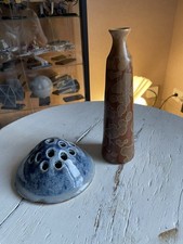 Duo céramiques vintage signées – soliflore & pique-fleurs – même atelier